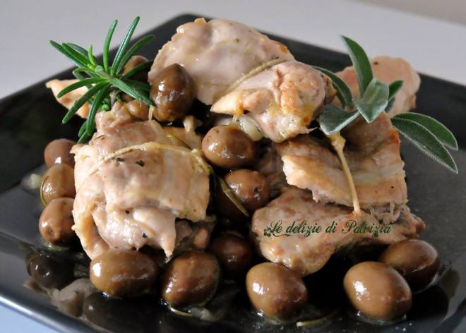 Involtini di pollo al vino bianco con erbette e olive