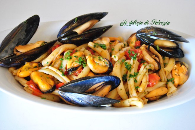 Maccarronis con cozze e pomodorini