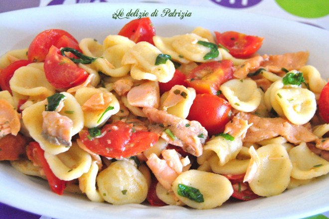 Orecchiette fresche con salmone, pomodorini e rucola