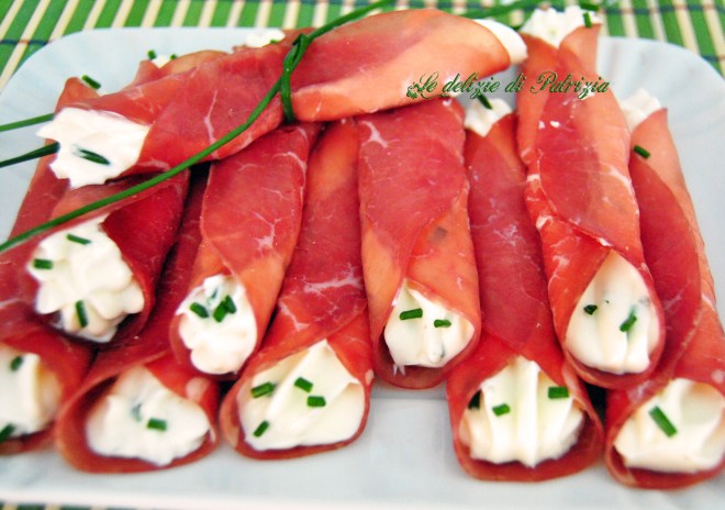 Rotolini di bresaola con robiola, pepe verde, erba cipollina