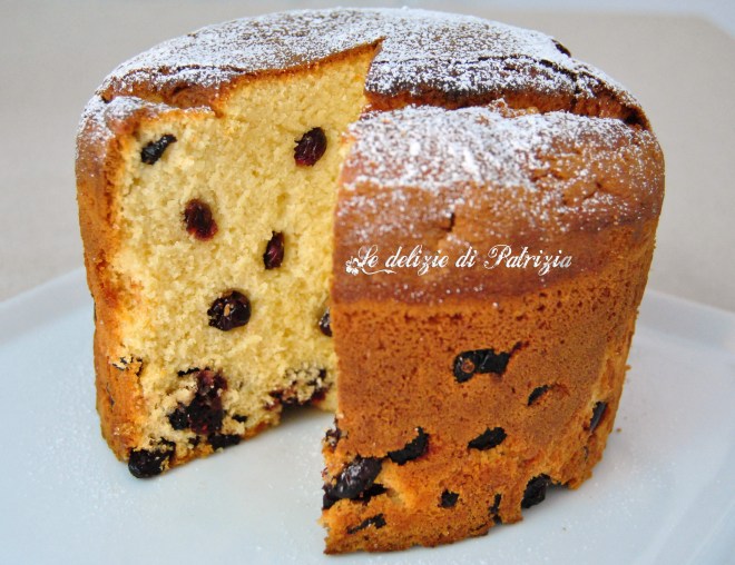 Torta alla panna con mirtilli rossi
