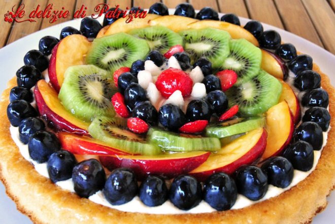 Torta con crema diplomatica e frutta