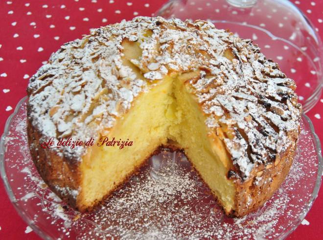 Torta di mele con succo d’arancia e scaglie di mandorla