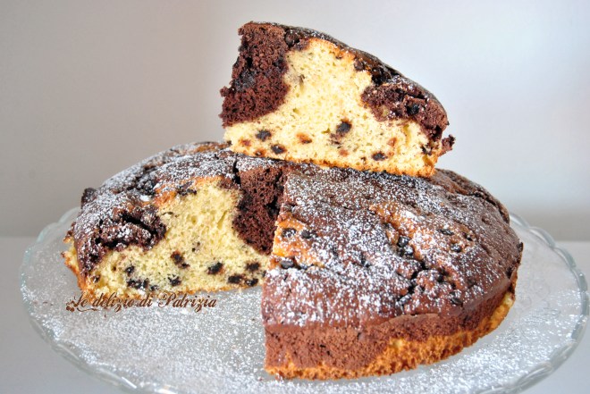 Torta variegata con panna, cacao e gocce di cioccolato