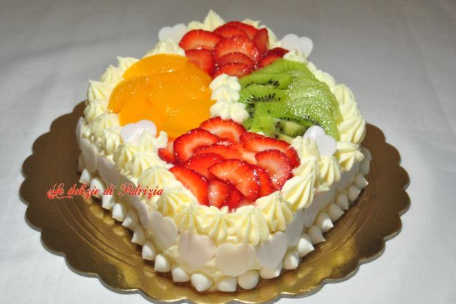 Torta con crema chantilly e frutta