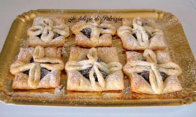 Fiori di sfoglia con cuore di nutella
