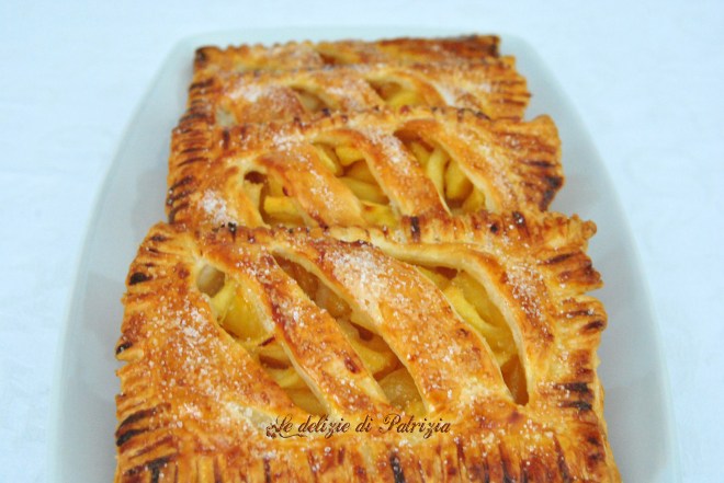 Sfogliatine croccanti con pesche caramellate