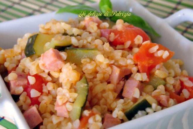 Bulgur con zucchina, ciliegini e prosciutto cotto
