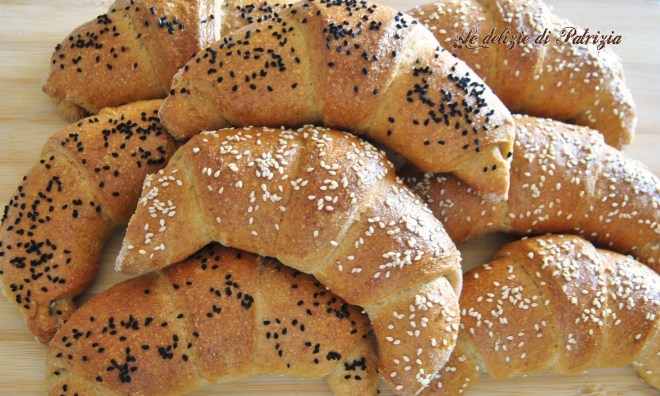 Cornetti salati integrali con semi di sesamo