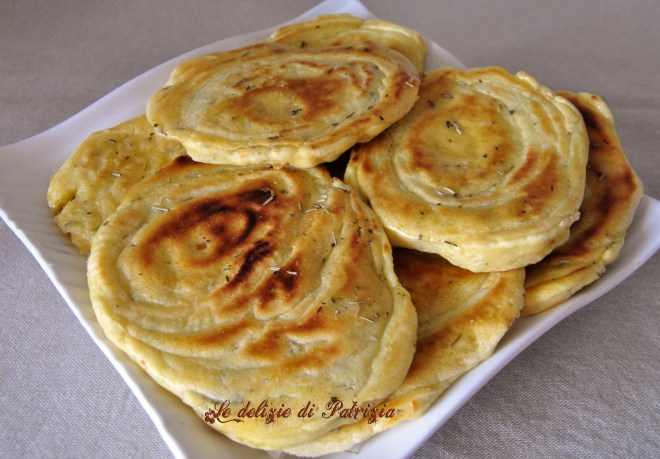 Focaccine in padella con erbette