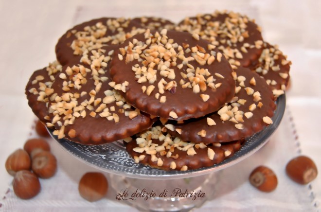 Frollini alle nocciole glassati al cioccolato