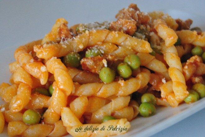 Fusilli (trafilati al bronzo) con ragù di salsiccia e piselli