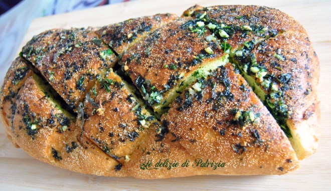 Pane croccante all’aglio con erbette 
