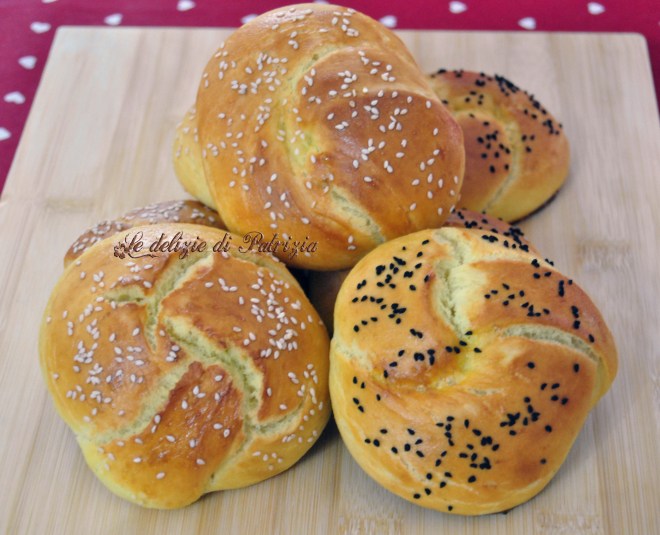 Panini di semola con sesamo