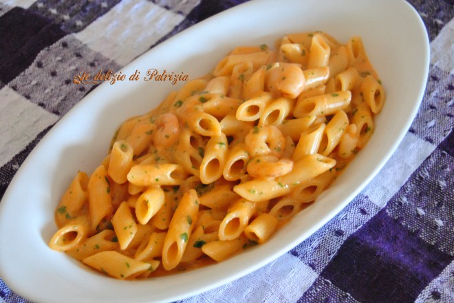 Pennette con crema di salmone e gamberetti