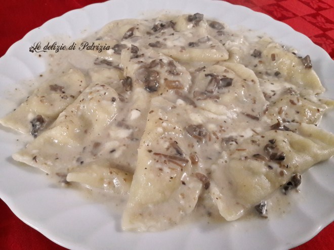 Ravioli alla ricotta con crema di stracchino e porcini