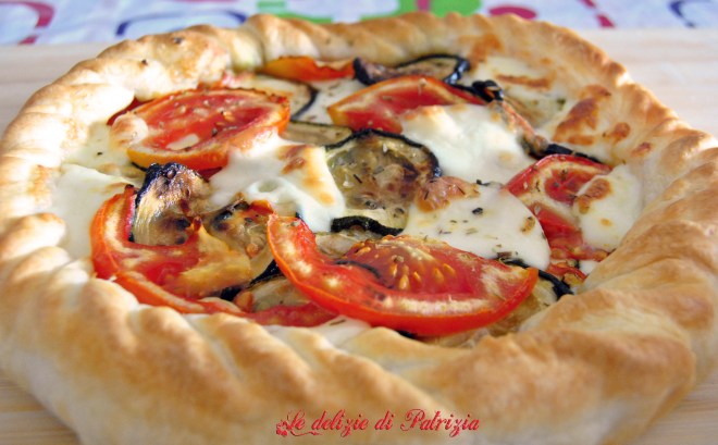 Rustico con zucchine, mozzarella e pomodori