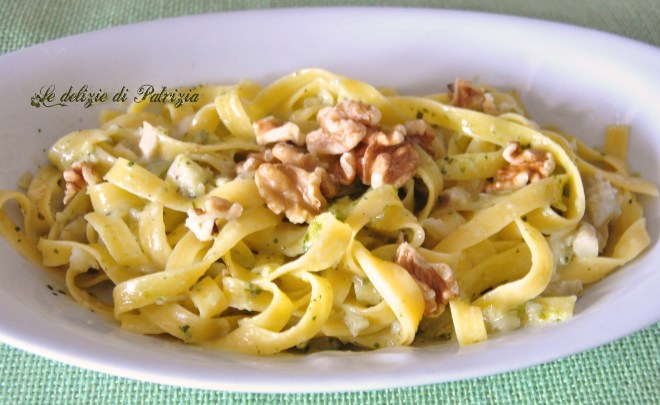 Tagliatelle con crema di carciofi e noci