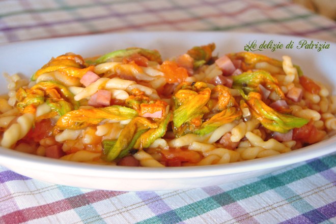 Trofie al pomodoro con cotto e fiori di zucca