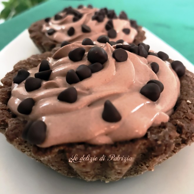 Cestinetti al cacao con crema di ricotta e gocce di cioccolato