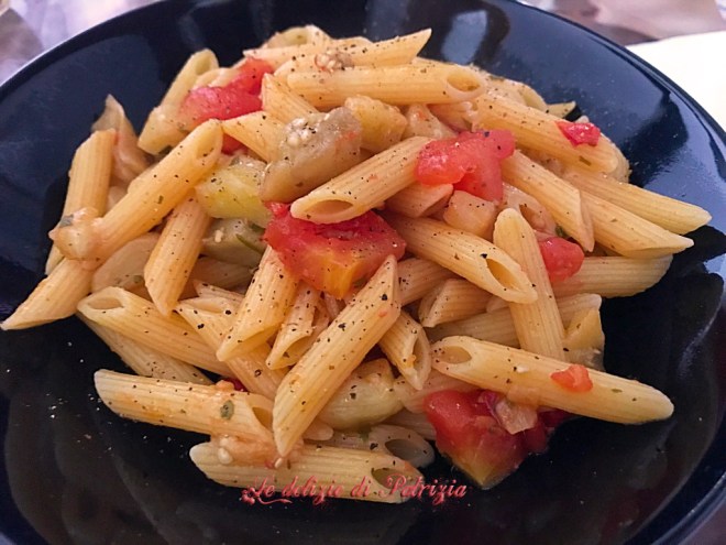Penne al tris di pepe con melanzane e pachinoPenne al tris di pepe con melanzane e pachino