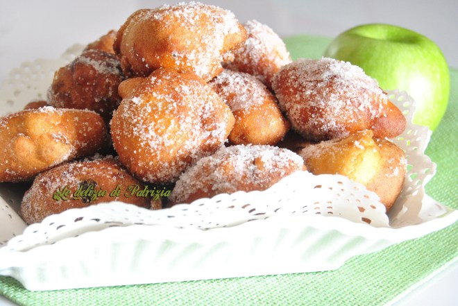 Frittelle di carnevale con uvetta al marsala e mele