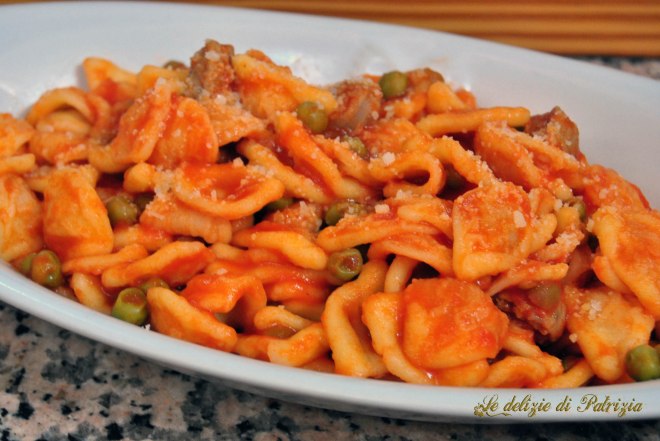 Orecchiette fresche con salsiccia e piselli